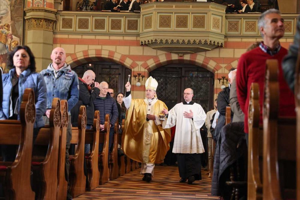 SNAŽNE PORUKE: Uskrsne mise održane širom regije, pozivi na mir, dostojanstvo i borbu protiv nasilja SNAŽNE PORUKE: Uskrsne mise održane širom regije, pozivi na mir, dostojanstvo i borbu protiv nasilja