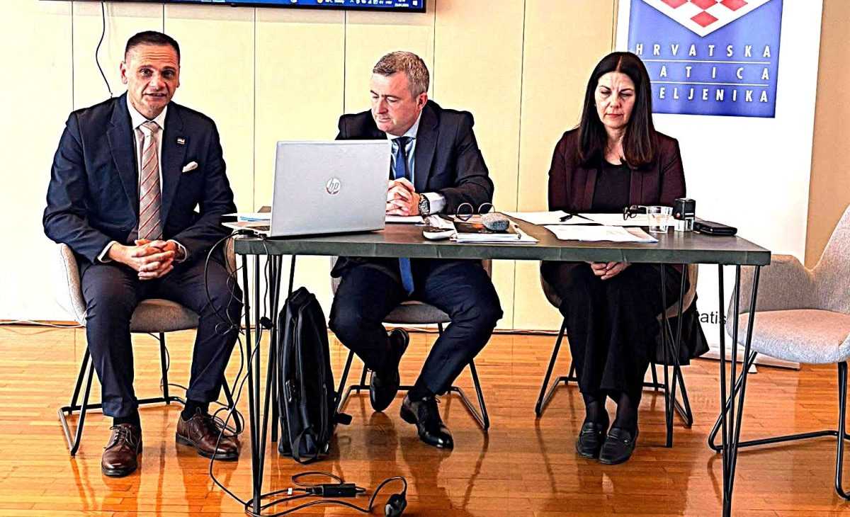 Z. Milas (lijevo) i I. Lacković (sredina) i članica HSK / Foto: Fenix (HSK)