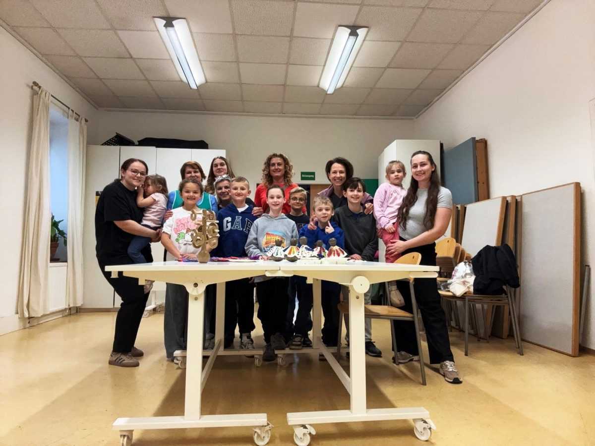 5. i 6. je voditeljica Dječje škole prof. Đurđica Vučković s učenicima / Foto: HDŠ Beč