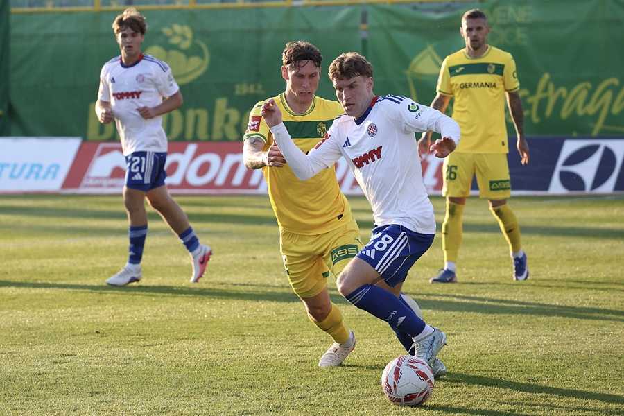 HAJDUKOVA DOMINACIJA NA KRILIMA LIVAJE: Bijeli protutnjali Istrom i zadržali korak za Dinamom Detalj s utakmice Istra 1961 - Hajduk / Hina