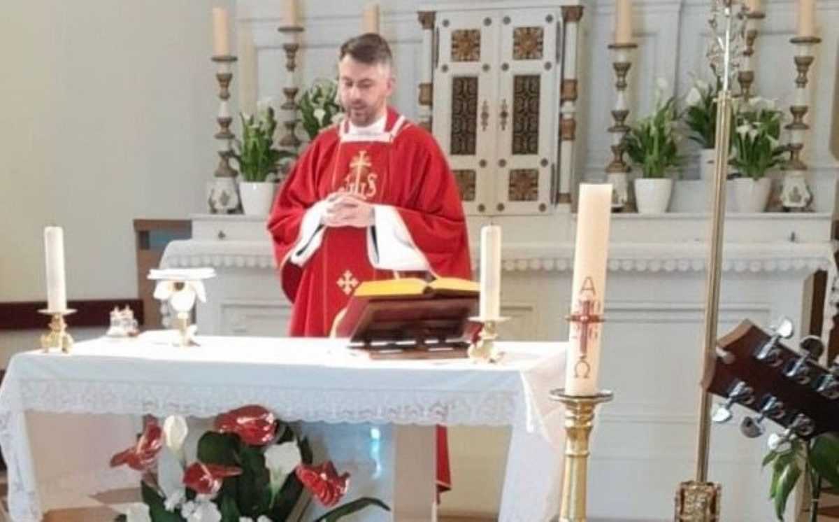 Fra Zvonimir Pervan služio je misu za pok. generala Antu Rosu / Foto: Fenix (SIM)