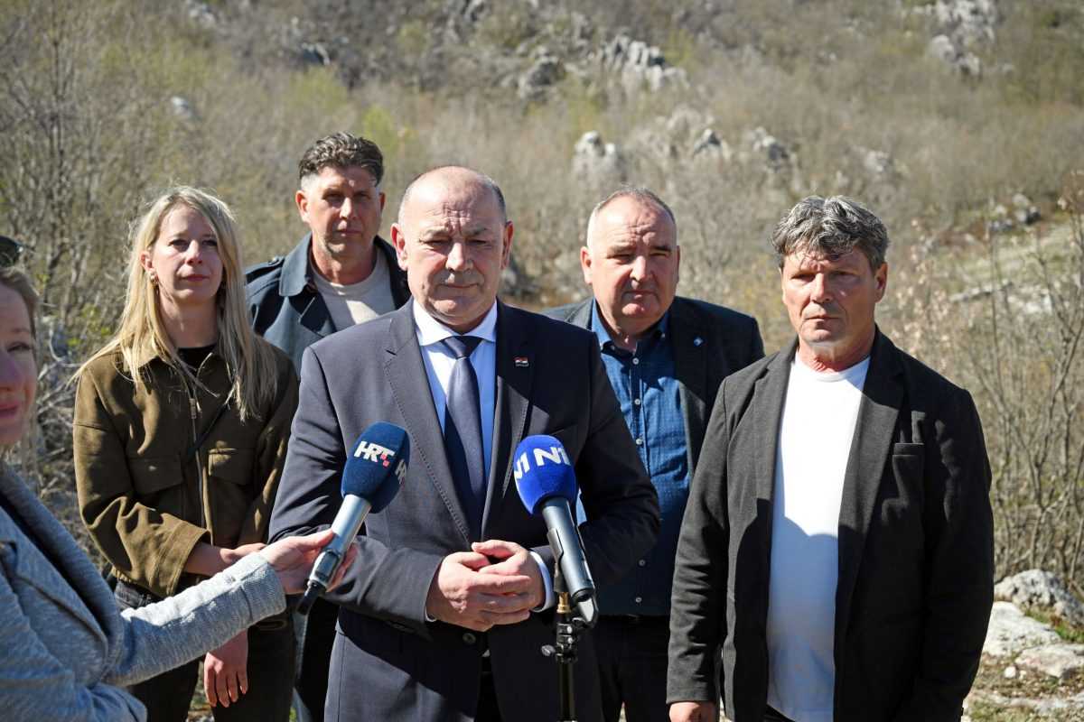 Tomo Medved na lokaciji pronalaska posmrtnih ostataka žrtava iz II. svjetskog rata/ Foto: Hina