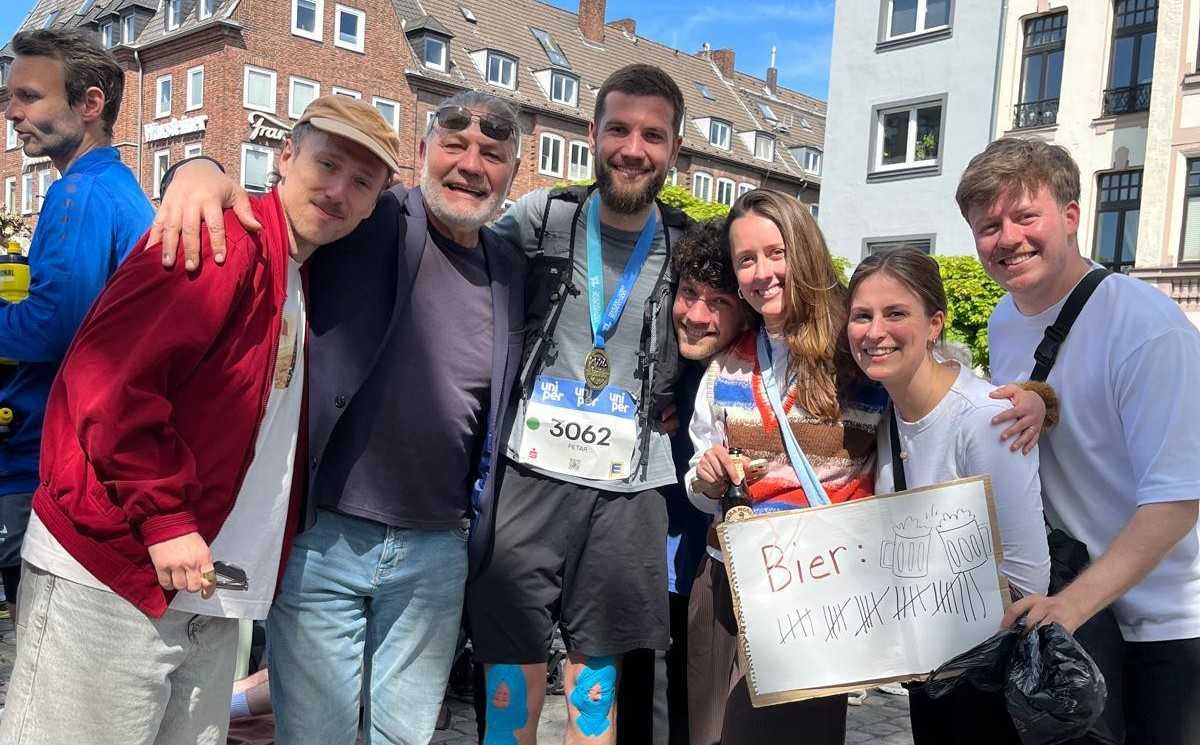 Petar Bosnić s obitelji i prijateljima / Foto: Fenix (SIM)