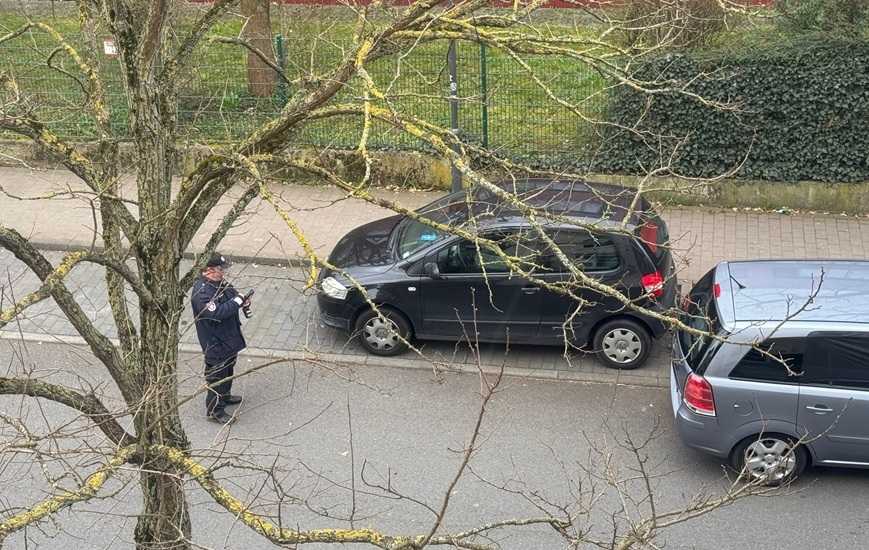 CRVENA NALJEPNICA NA AUTU U NJEMAČKOJ