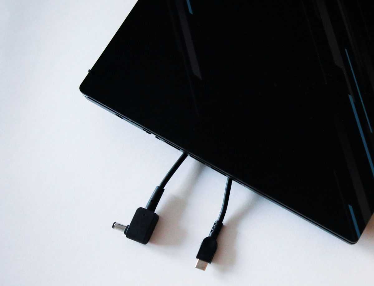 Na fotografiji punjači, laptop, ilustracij