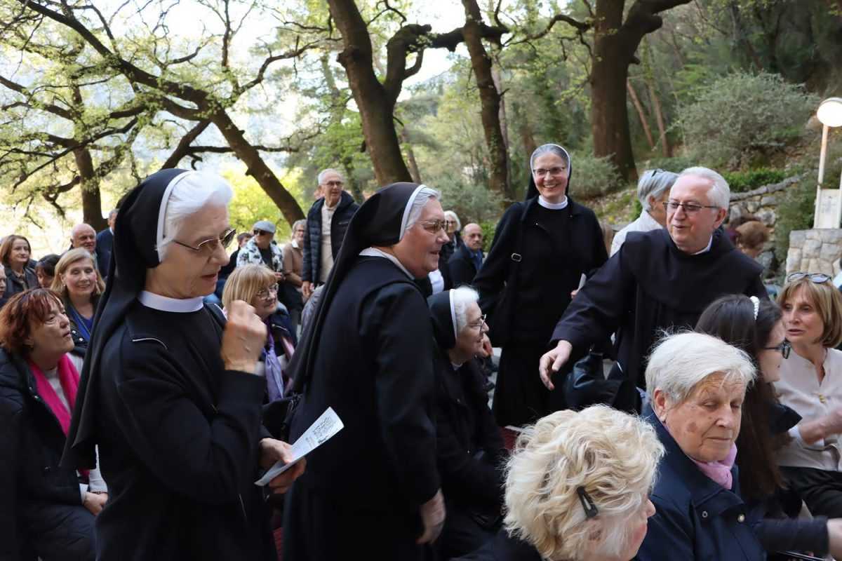 U ZAKUČCU KOD OMIŠA: Fra Marinko Vukman blagoslovio oltar i ambon u Svetištu sv. Leopolda B. Mandića