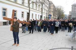 VELIKI PETAK U STUTTGARTU: U procesiji ulicama više od tisuću hrvatskih vjernika
