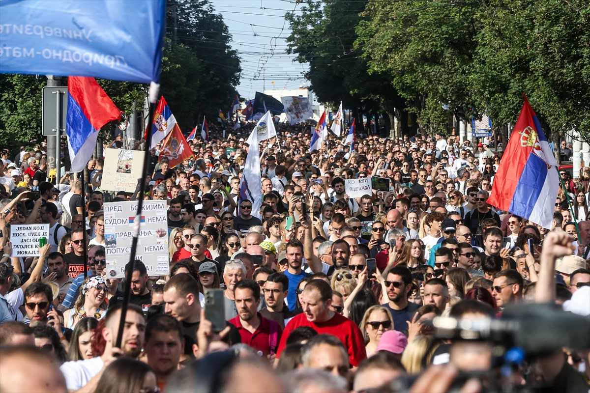 KAOS U BEOGRADU: Deseci tisuća ljudi na ulicama, miran prosvjed prerastao u sukob s policijom KAOS U BEOGRADU: Deseci tisuća ljudi na ulicama, miran prosvjed prerastao u sukob s policijom