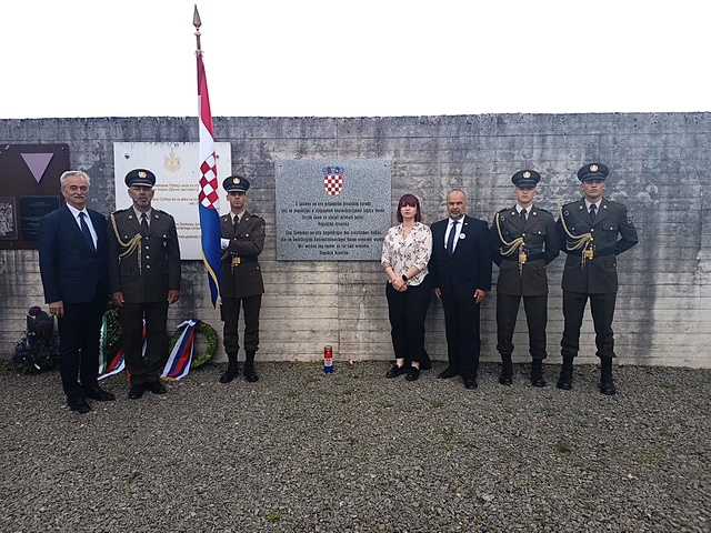 81. OBLJETNICA OSLOBOĐENJA LOGORA: Veleposlanik Glunčić u bivšem koncentracijskom logoru Mauthausen u Austriji odao počast žrtvama nacističkog režima. Među njima i 200-tinjak Hrvata hrvatsko izaslanstvo kod hrvatske spomen ploče u Gusenu