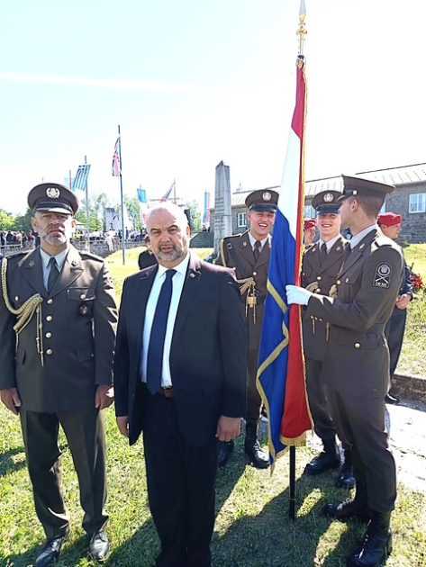 81. OBLJETNICA OSLOBOĐENJA LOGORA: Veleposlanik Glunčić u bivšem koncentracijskom logoru Mauthausen u Austriji odao počast žrtvama nacističkog režima. Među njima i 200-tinjak Hrvata veleposlanik Glunčić (desno) i pukovnik Pavlak (lijevo)