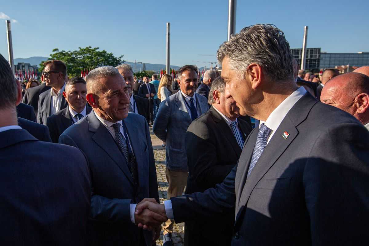 35 GODINA DOMOVINI VJERNI: Hrvatska proslavila 35 godina od povijesnog postrojavanja pripadnika Zbora narodne garde 35 GODINA DOMOVINI VJERNI: Hrvatska proslavila 35 godina od povijesnog postrojavanja pripadnika Zbora narodne garde