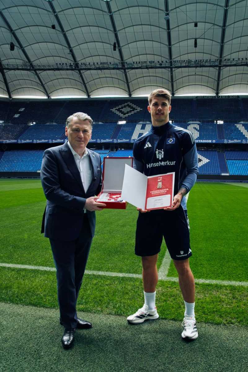 TUŠEK URUČIO „DOMOVNICU” LUKI VUŠKOVIĆU: Hrvatski konzul i mladi reprezentativac susreli se u Hamburgu i razgovarali o sportskoj budućnosti Generalni konzul RH u Hamburgu Kristijan Tušek i nogometaš Luka Vušković / Foto: Fenix (Ivan Matić)