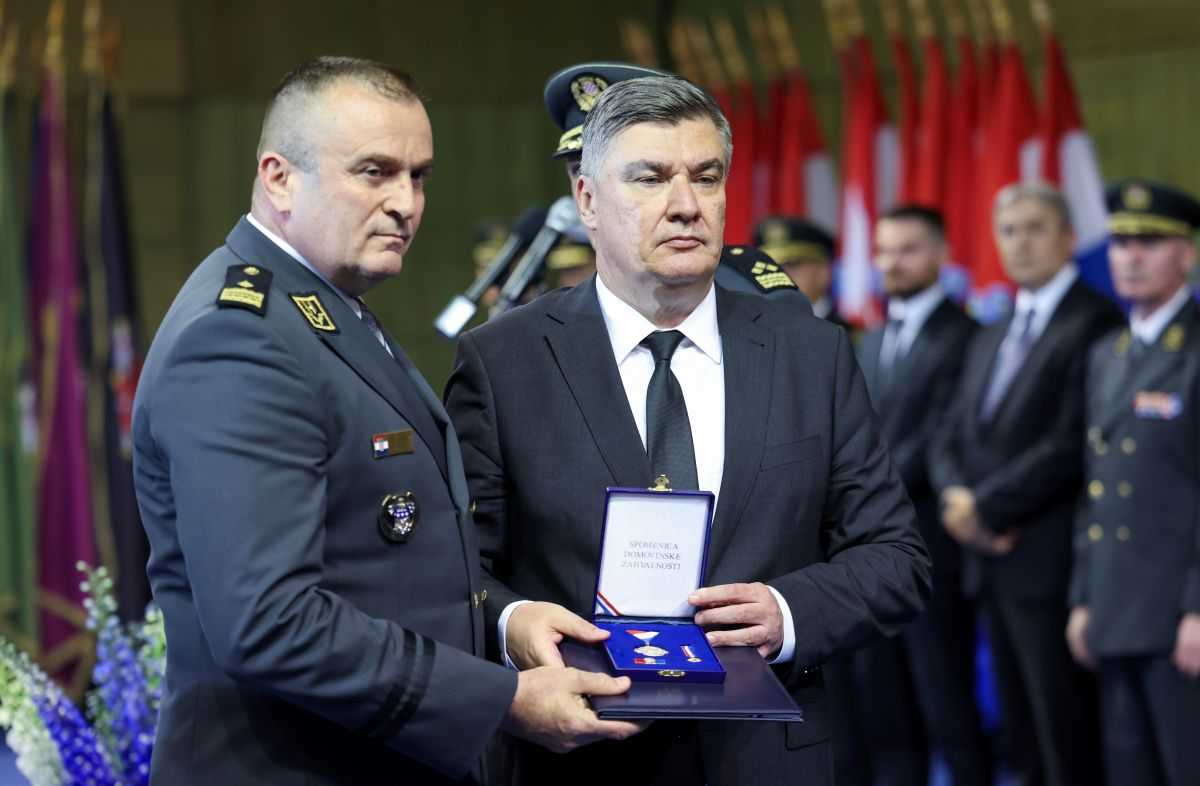SVEČANOST POVODOM VELIKE OBLJETNICE: Milanović uručio odlikovanja i promaknuća pripadnicima Oružanih snaga