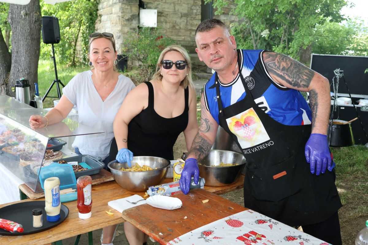 HRVATSKA TRADICIJA U STUTTGARTU: “Srce Vatreno” okupilo brojne posjetitelje na Burgholzhofu HRVATSKA TRADICIJA U STUTTGARTU: “Srce Vatreno” okupilo brojne posjetitelje na Burgholzhofu
