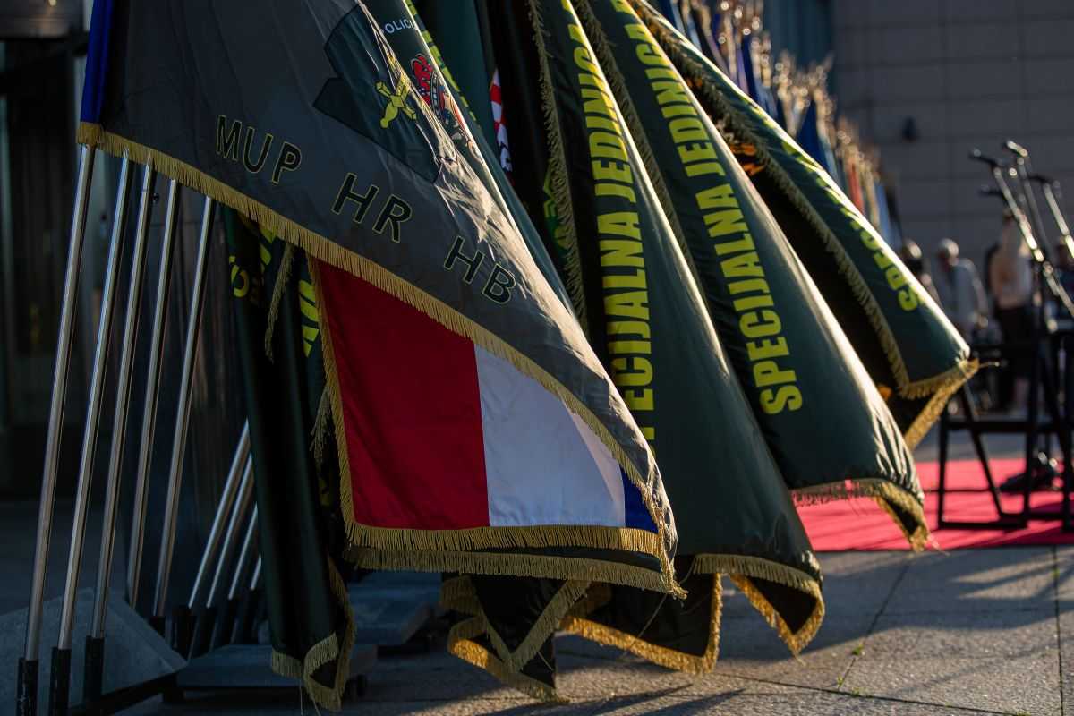 35 GODINA DOMOVINI VJERNI: Hrvatska proslavila 35 godina od povijesnog postrojavanja pripadnika Zbora narodne garde 35 GODINA DOMOVINI VJERNI: Hrvatska proslavila 35 godina od povijesnog postrojavanja pripadnika Zbora narodne garde