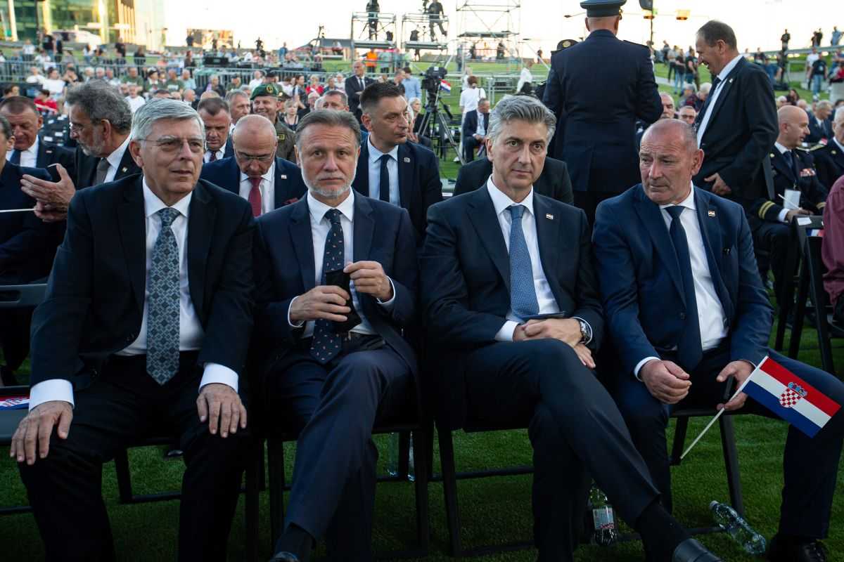 35 GODINA DOMOVINI VJERNI: Hrvatska proslavila 35 godina od povijesnog postrojavanja pripadnika Zbora narodne garde 35 GODINA DOMOVINI VJERNI: Hrvatska proslavila 35 godina od povijesnog postrojavanja pripadnika Zbora narodne garde