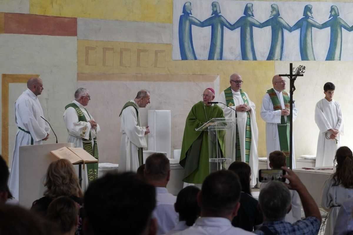 ZAHVALA ZA 40 GODINA PREDANOSTI: Hrvatski vjernici HKM Feldkirch ispratili svog dugogodišnjeg dušobrižnika i pastoralnu suradnicu ZAHVALA ZA 40 GODINA PREDANOSTI: Hrvatski vjernici HKM Feldkirch ispratili svog dugogodišnjeg dušobrižnika i pastoralnu suradnicu