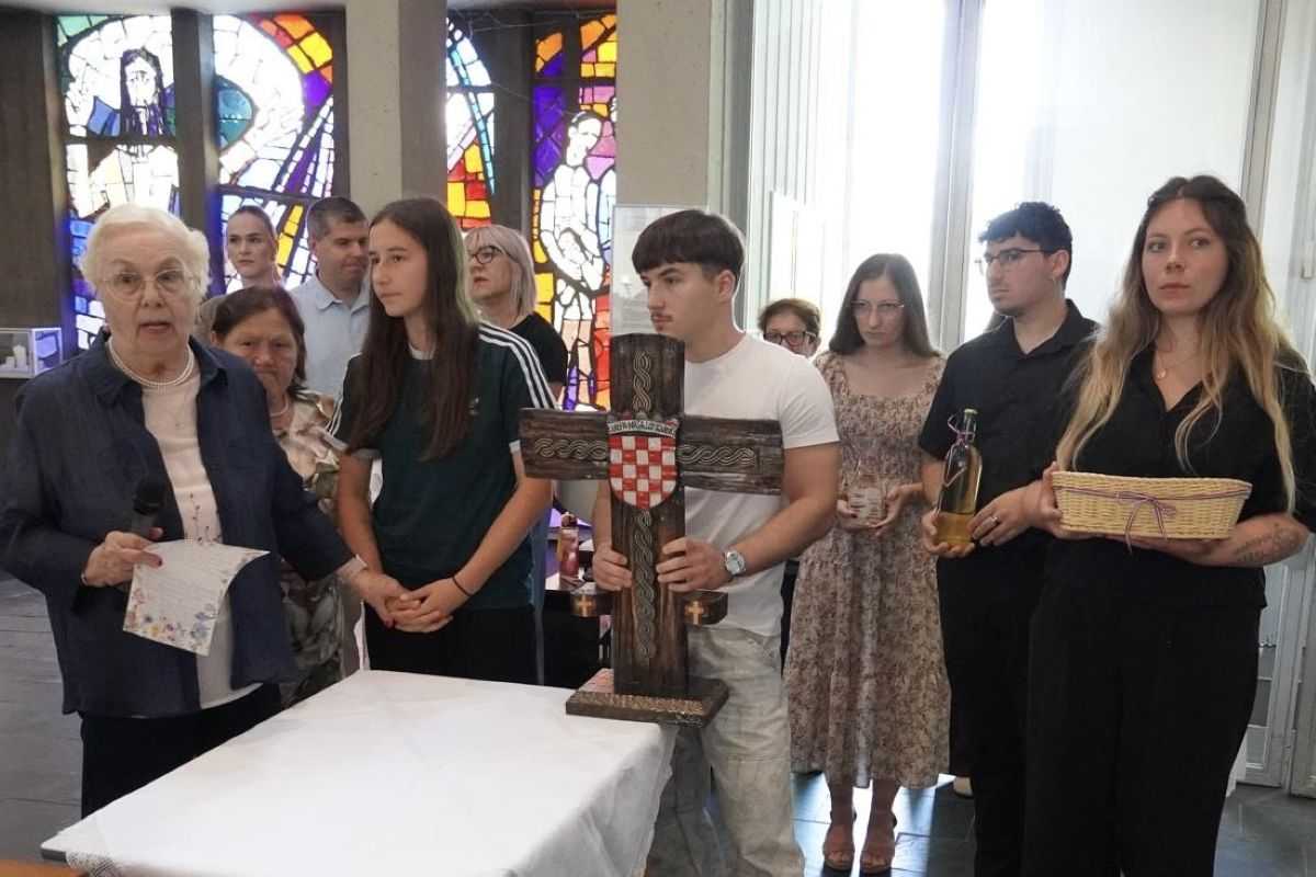 ZAHVALA ZA 40 GODINA PREDANOSTI: Hrvatski vjernici HKM Feldkirch ispratili svog dugogodišnjeg dušobrižnika i pastoralnu suradnicu ZAHVALA ZA 40 GODINA PREDANOSTI: Hrvatski vjernici HKM Feldkirch ispratili svog dugogodišnjeg dušobrižnika i pastoralnu suradnicu