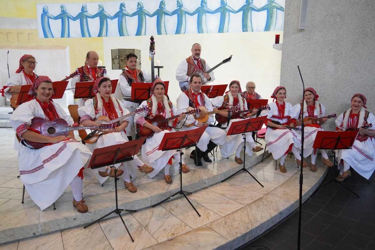 ZAHVALA ZA 40 GODINA PREDANOSTI: Hrvatski vjernici HKM Feldkirch ispratili svog dugogodišnjeg dušobrižnika i pastoralnu suradnicu ZAHVALA ZA 40 GODINA PREDANOSTI: Hrvatski vjernici HKM Feldkirch ispratili svog dugogodišnjeg dušobrižnika i pastoralnu suradnicu