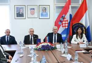 HRVATSKI GENERALSKI ZBOR: Očuvanje zajedništva, istine o Domovinskom ratu i potpora svemu što doprinosi zaštiti položaja hrvatskog naroda u BiH Sastanak predstavnika HNS-a i HGZ- a u Zagrebu / Foto: HNS BiH