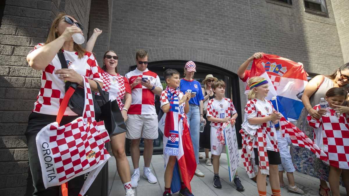 VATRENI STIGLI U AMERIKU: Luku Modrića i suigrače ispred hotela dočekalo 100-tinjak navijača VATRENI STIGLI U AMERIKU: Luku Modrića i suigrače ispred hotela dočekalo 100-tinjak navijača