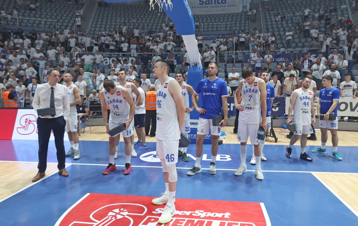 SLAVLJE I TUGA NA VIŠNJIKU: Cibona pred 9.000 navijača u Zadru osvojila 21. naslov prvaka Hrvatske SLAVLJE I TUGA NA VIŠNJIKU: Cibona pred 9.000 navijača u Zadru osvojila 21. naslov prvaka Hrvatske