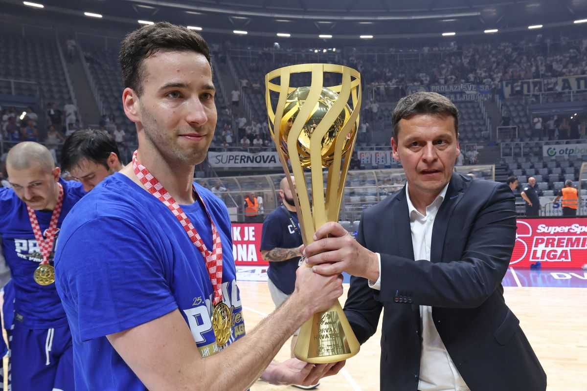 SLAVLJE I TUGA NA VIŠNJIKU: Cibona pred 9.000 navijača u Zadru osvojila 21. naslov prvaka Hrvatske SLAVLJE I TUGA NA VIŠNJIKU: Cibona pred 9.000 navijača u Zadru osvojila 21. naslov prvaka Hrvatske