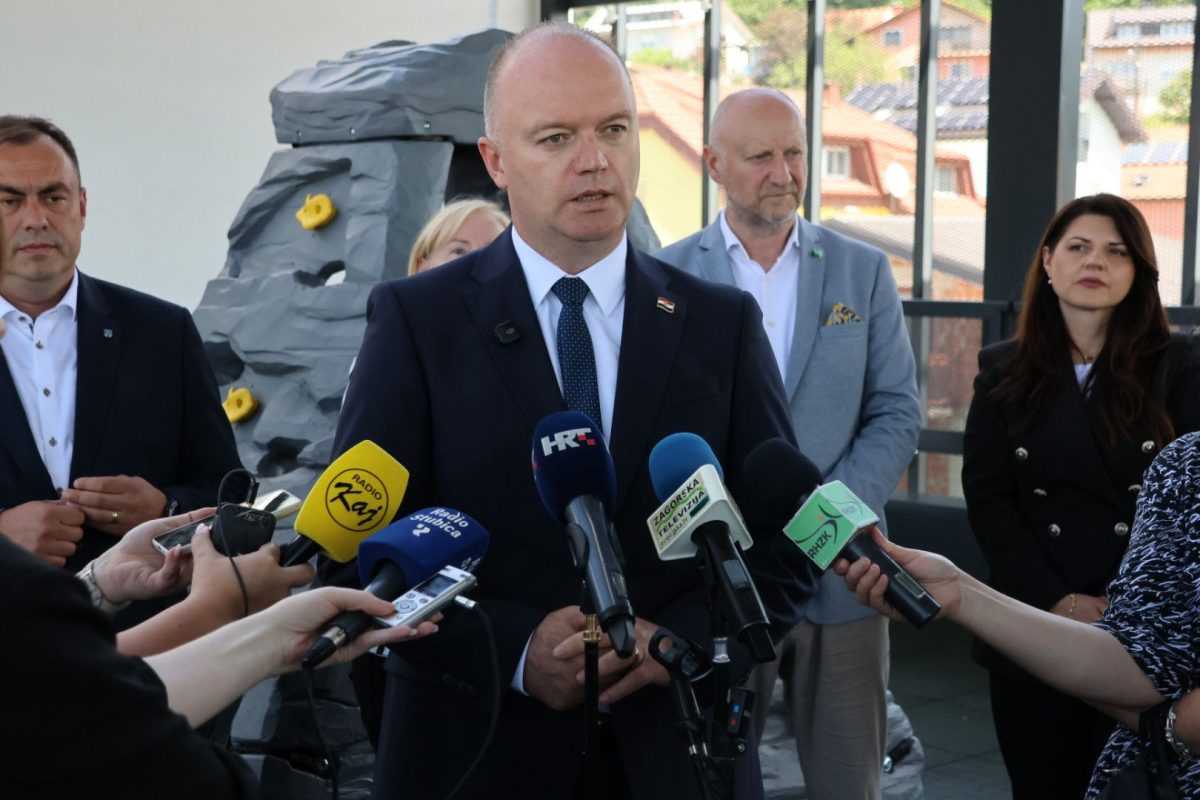 MINISTAR ŠIPIĆ U KRAPINI: Demografija se događa na terenu, zajedno gradimo uvjete za ostanak i povratak obitelji Ministar demografije i useljeništva Ivan Šipić u Krapini / Foto: MDU