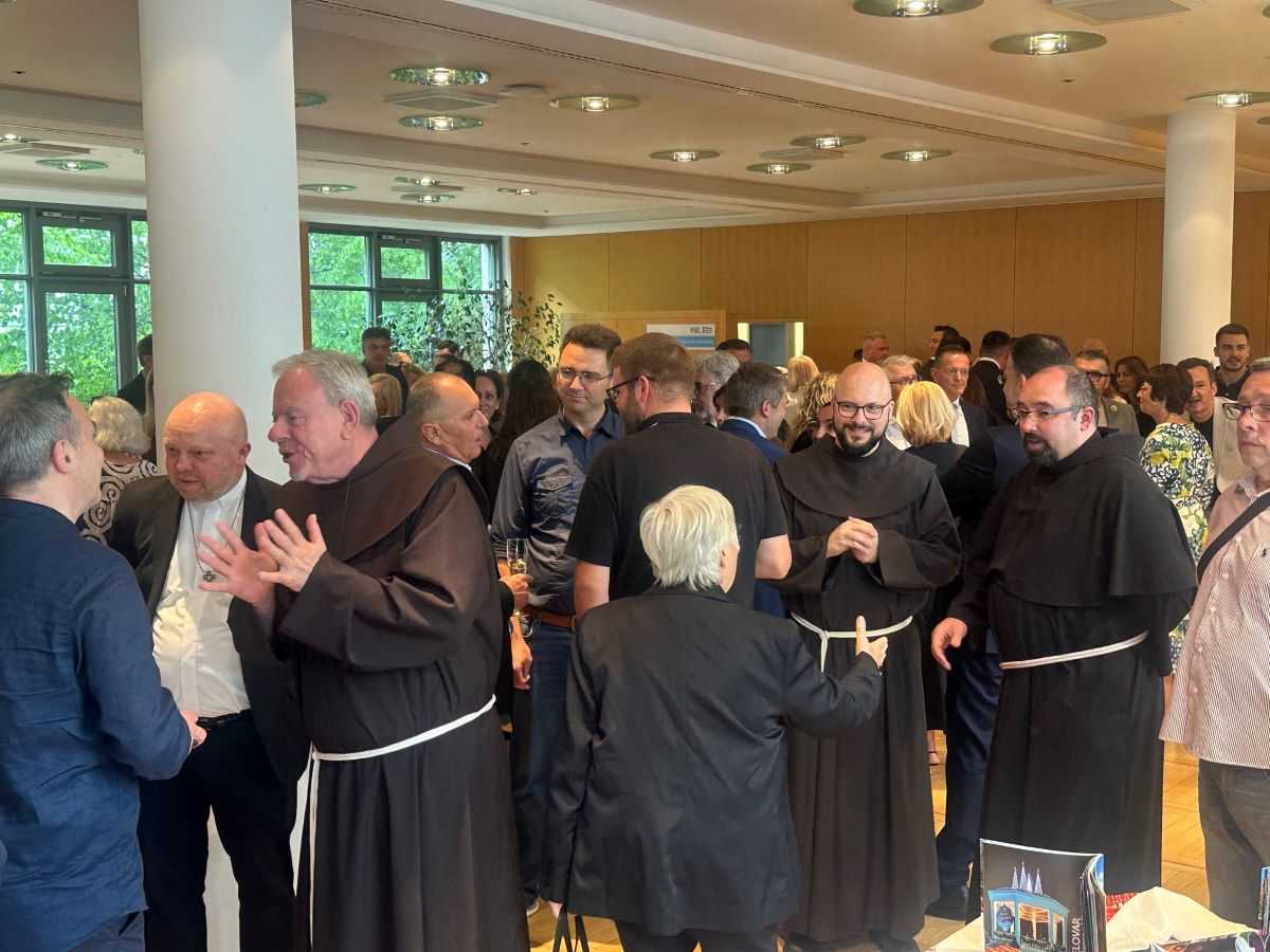 U MÜNCHENU PROSLAVLJEN DAN DRŽAVNOSTI RH: Među brojnim uzvanicima i bavarska ministrica Proslava Dana državnosti RH u Münchenu / Foto: Fenix (SIM)