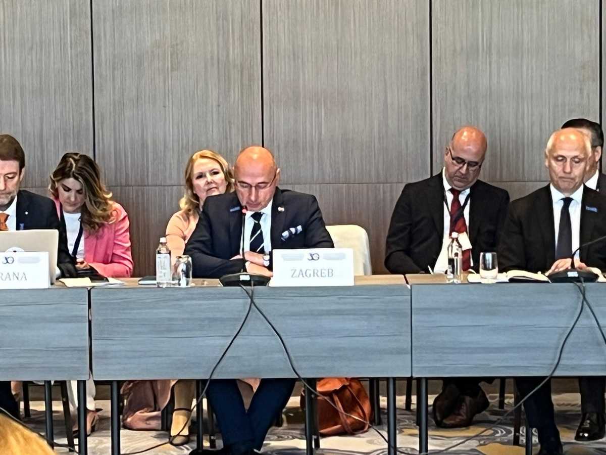 HRVATSKA PRUŽA RUKU REGIJI I UKRAJINI: Grlić Radman u Sofiji poslao jasnu poruku o budućnosti u EU Grlić Radman na sastanku SEECP-a / Foto: MVEP