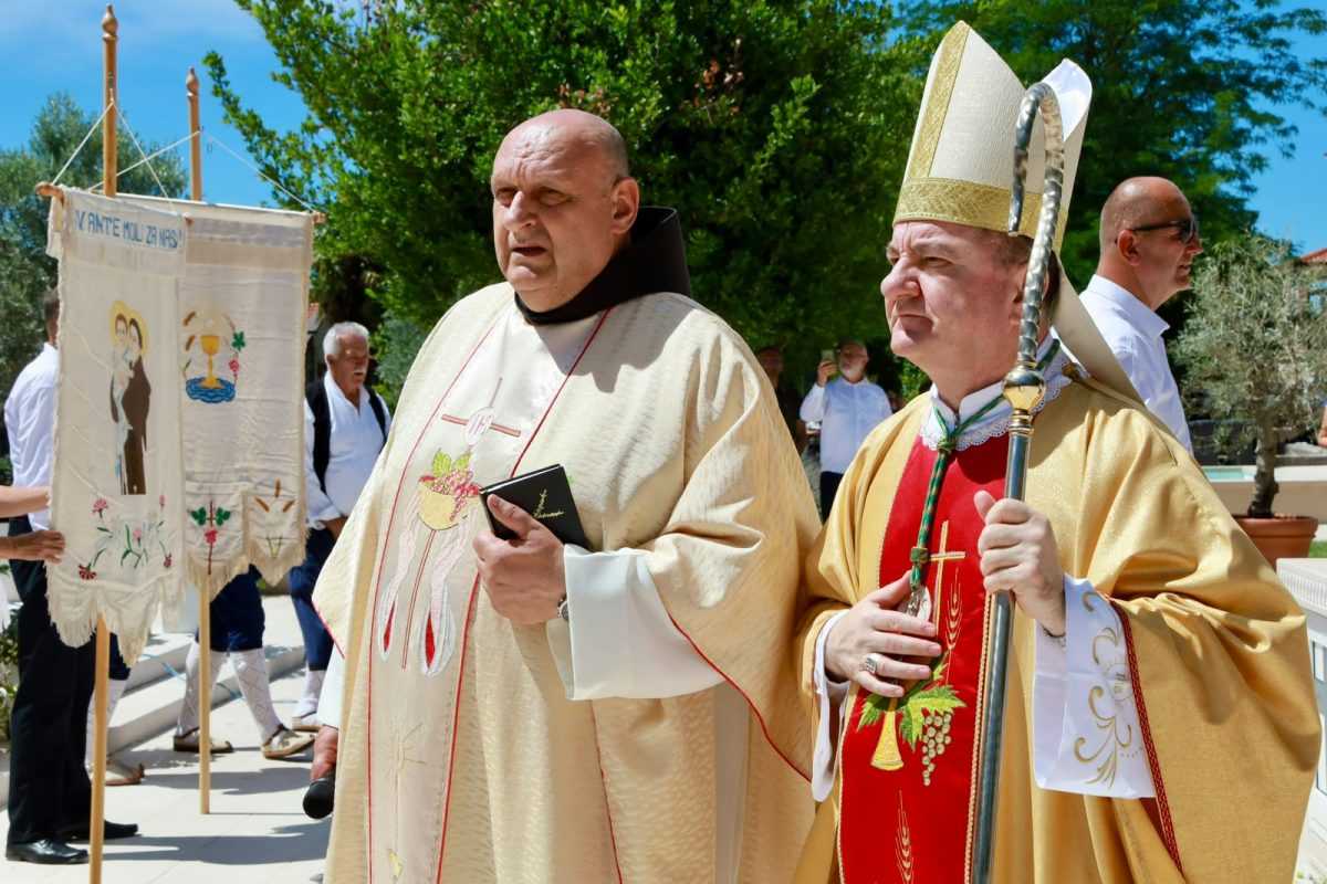 NA HUMCU PROSLAVLJEN SV. ANTE: Vjera, molitva i zajedništvo okupljaju hrvatski narod NA HUMCU PROSLAVLJEN SV. ANTE: Vjera, molitva i zajedništvo okupljaju hrvatski narod