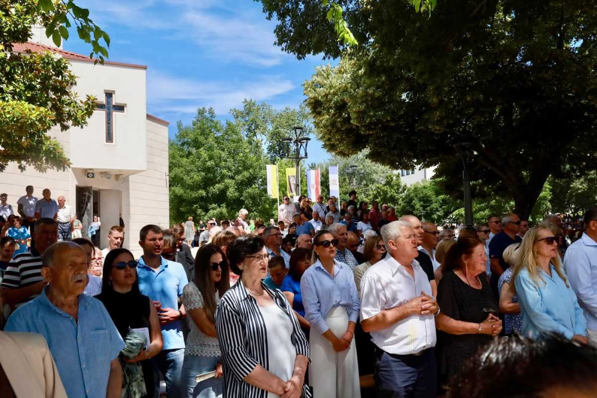 NA HUMCU PROSLAVLJEN SV. ANTE: Vjera, molitva i zajedništvo okupljaju hrvatski narod NA HUMCU PROSLAVLJEN SV. ANTE: Vjera, molitva i zajedništvo okupljaju hrvatski narod