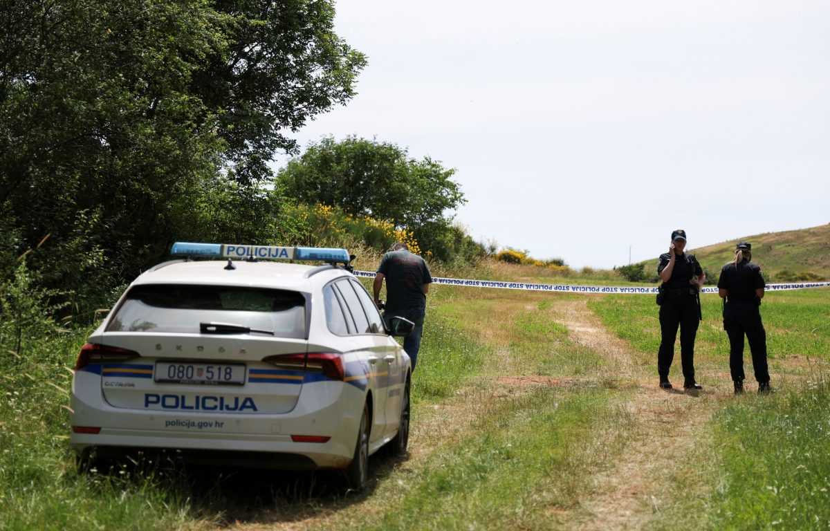 MERCEDES NJEMAČKIH OZNAKA: Policija traga za vozačem koji je ostavio ilegalne migrante u zapaljenom automobilu