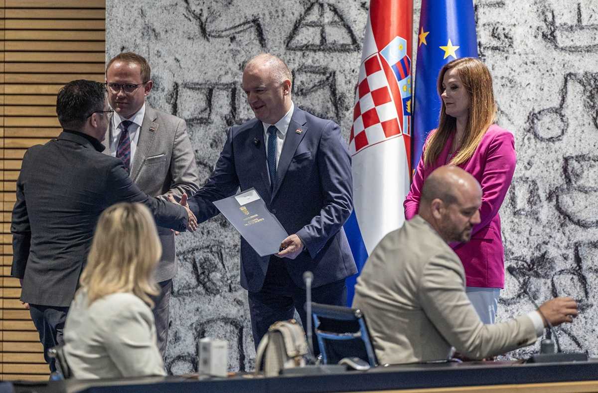 ULAGANJE U NAJMLAĐE: Ministarstvo demografije i useljeništva pokreće val obnove vrtića i igrališta diljem Hrvatske Ministarstvo demografije dodijelilo 177 ugovora za vrtiće i igrališta u šest županija / Foto: Hina