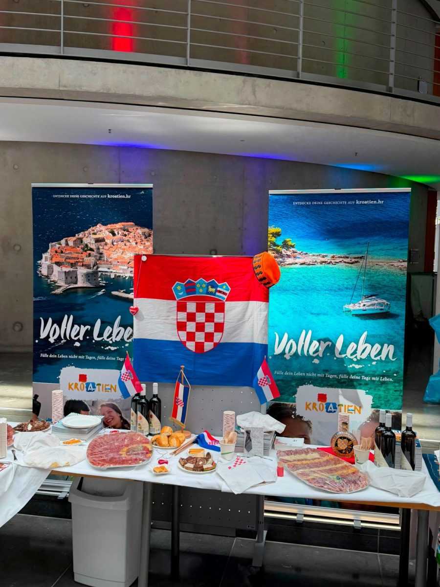 40 GODINA PRESTIŽNOG PROGRAMA U BERLINU: Tri mlade Hrvatice predstavile domovinu u međunarodnom okruženju 40 GODINA PRESTIŽNOG PROGRAMA U BERLINU: Tri mlade Hrvatice predstavile domovinu u međunarodnom okruženju