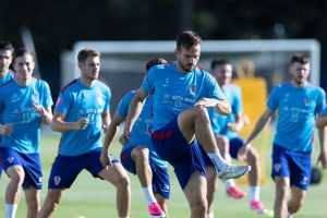 TRENING UZ ZVUKE TAMBURAŠA: Vatrene na prvom treningu pratilo 800 gledatelja, pjevala se i Thomsonova "Lijepa li si... TRENING UZ ZVUKE TAMBURAŠA: Vatrene na prvom treningu pratilo 800 gledatelja, pjevala se i Thomsonova "Lijepa li si...