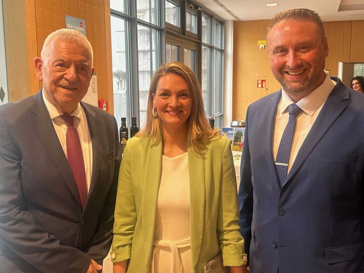 U MÜNCHENU PROSLAVLJEN DAN DRŽAVNOSTI RH: Među brojnim uzvanicima i bavarska ministrica Generalni konzul Vladimir Duvnjak i ministrica Judith Gerlach / Foto: Fenix (SIM)