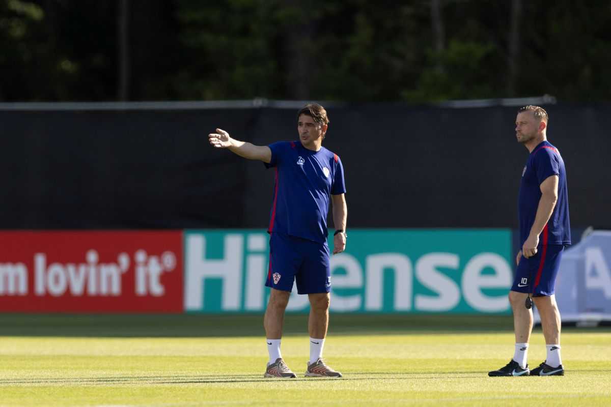 TRENING UZ ZVUKE TAMBURAŠA: Vatrene na prvom treningu pratilo 800 gledatelja, pjevala se i Thomsonova "Lijepa li si... TRENING UZ ZVUKE TAMBURAŠA: Vatrene na prvom treningu pratilo 800 gledatelja, pjevala se i Thomsonova "Lijepa li si...