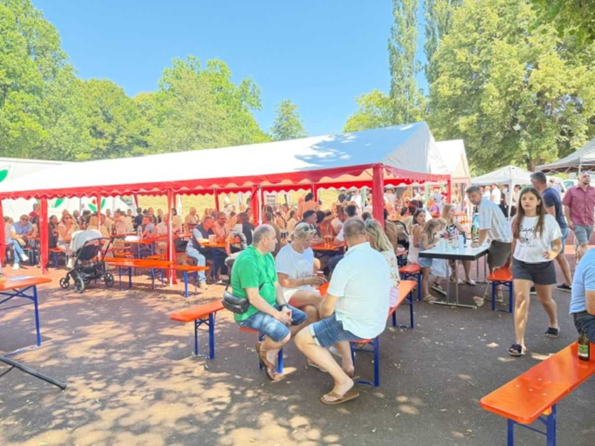 HRVATI U NJEMAČKOJ POTVRDILI SNAGU ZAJEDNIŠTVA: Oko 400 vjernika i gostiju na tradicionalnoj misi u Bietigheim-Bissingenu HRVATI U NJEMAČKOJ POTVRDILI SNAGU ZAJEDNIŠTVA: Oko 400 vjernika i gostiju na tradicionalnoj misi u Bietigheim-Bissingenu