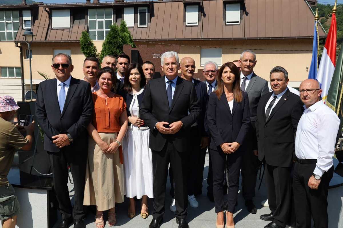 „ŽIVJELI SMO BEZ OČEVA, OVO SMO DOČEKALI I S TUGOM I RADOŠĆU“: Otkriven spomenik hrvatskim žrtvama u Konjicu „ŽIVJELI SMO BEZ OČEVA, OVO SMO DOČEKALI I S TUGOM I RADOŠĆU“: Otkriven spomenik hrvatskim žrtvama u Konjicu