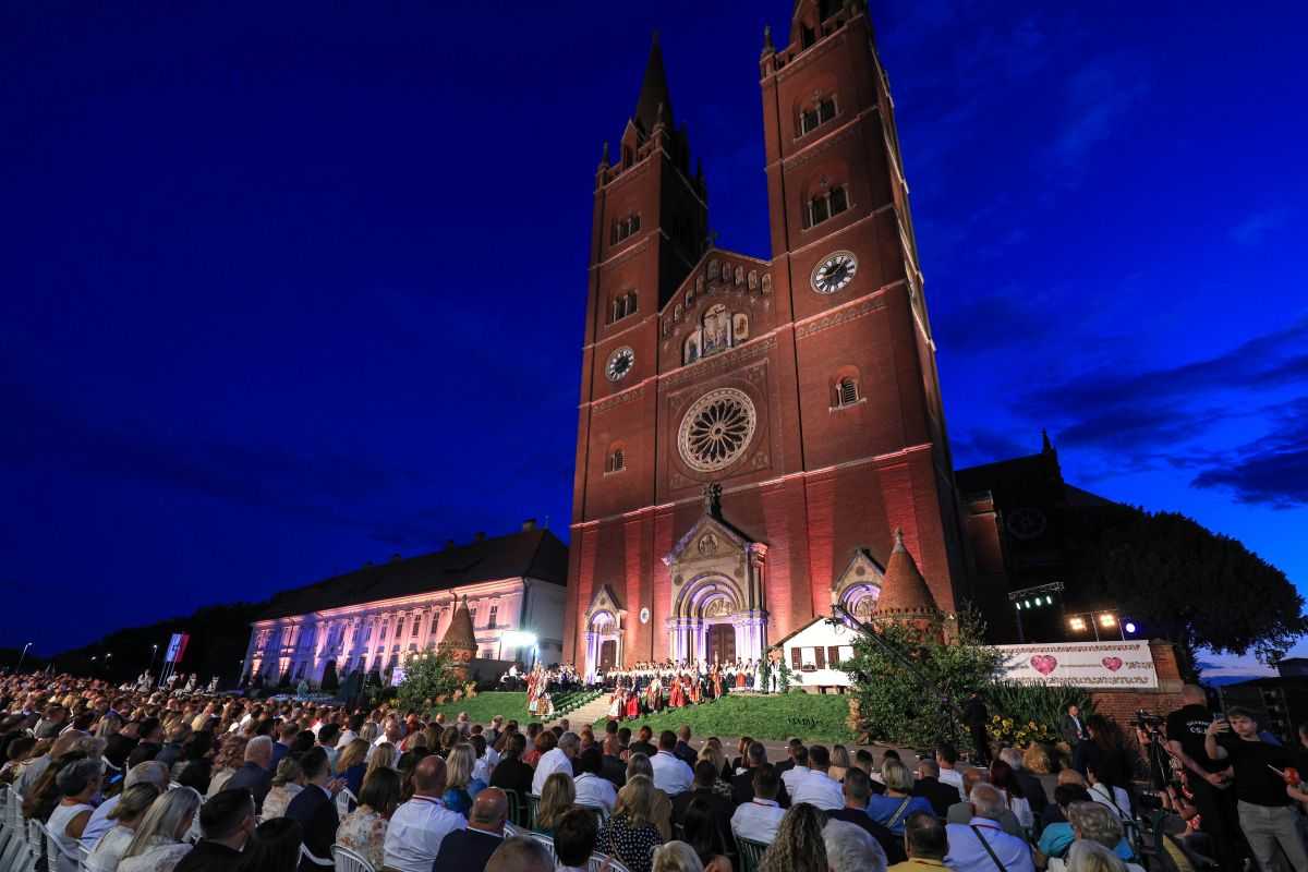 ĐAKOVO: Svečano otvoreni jubilarni, 60. Đakovački vezovi ĐAKOVO: Svečano otvoreni jubilarni, 60. Đakovački vezovi