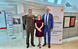 MOĆNO ORUŽJE DOMOVINSKOG RATA: General Slaven Zdilar u Splitu otvorio izložbu „Hrvatski ratni plakat 1991.-1995.” Slaven Zdilar u Splitu otvorio izložbu „Hrvatski ratni plakat 1991.-1995.”