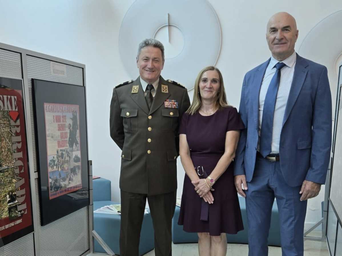 MOĆNO ORUŽJE DOMOVINSKOG RATA: General Slaven Zdilar u Splitu otvorio izložbu „Hrvatski ratni plakat 1991.-1995.” MOĆNO ORUŽJE DOMOVINSKOG RATA: General Slaven Zdilar u Splitu otvorio izložbu „Hrvatski ratni plakat 1991.-1995.”