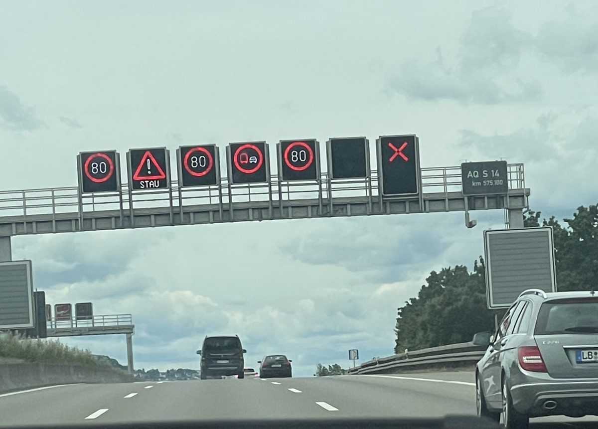 VAŽNO PRAVILO ZA NJEMAČKE CESTE! Znate li što znači crveni „X“ iznad trake i kolika je kazna ako ga prođete?