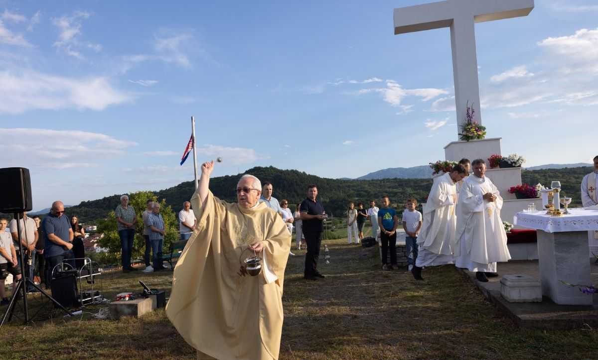 NAKON UDARA GROMA: Blagoslovljen novi križ na Biloj Glavici u Trilju NAKON UDARA GROMA: Blagoslovljen novi križ na Biloj Glavici u Trilju