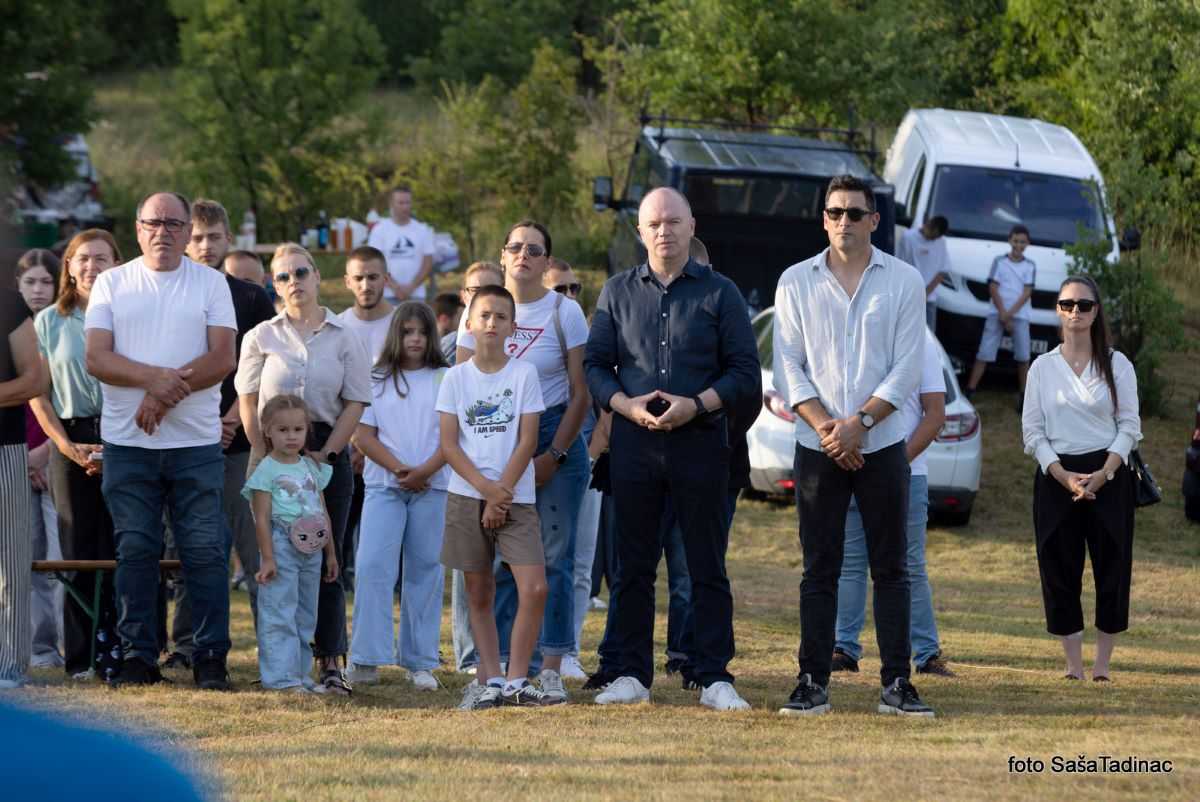 NAKON UDARA GROMA: Blagoslovljen novi križ na Biloj Glavici u Trilju NAKON UDARA GROMA: Blagoslovljen novi križ na Biloj Glavici u Trilju