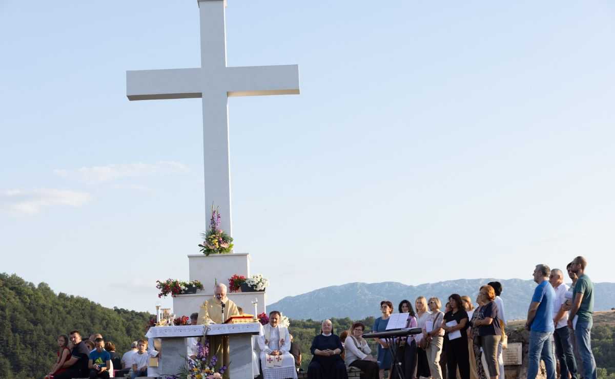 NAKON UDARA GROMA: Blagoslovljen novi križ na Biloj Glavici u Trilju NAKON UDARA GROMA: Blagoslovljen novi križ na Biloj Glavici u Trilju