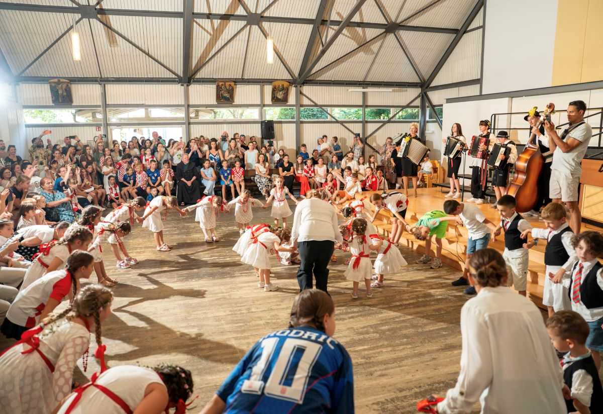 MLADA MISA DON PIJA BUZOVA U MÜNCHENU: Ne bojte se biti autentični! MLADA MISA DON PIJA BUZOVA U MÜNCHENU: Ne bojte se biti autentični!