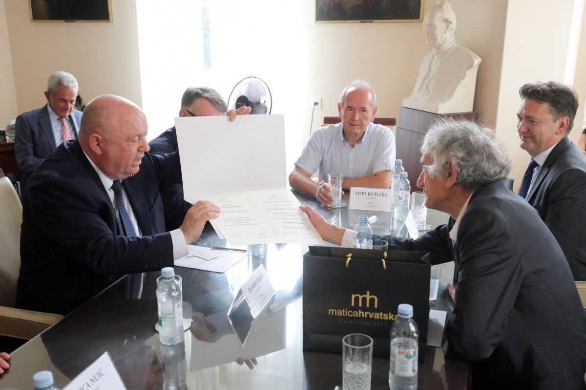 DOBITNIK NOBELOVE NAGRADE POSJETIO MATICU HRVATSKU: John M. Martinis postao počasni član Matice hrvatske DOBITNIK NOBELOVE NAGRADE POSJETIO MATICU HRVATSKU: John M. Martinis postao počasni član Matice hrvatske