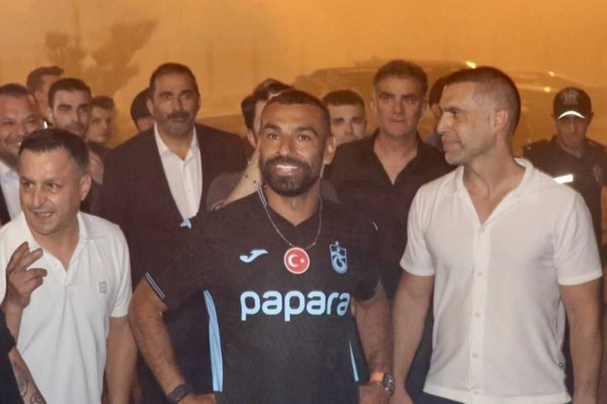 SALAH ĆE IGRATI U TURSKOJ: Oko 25.000 navijača dočekalo egipatskog nogometaša po slijetanju u Trabzon
